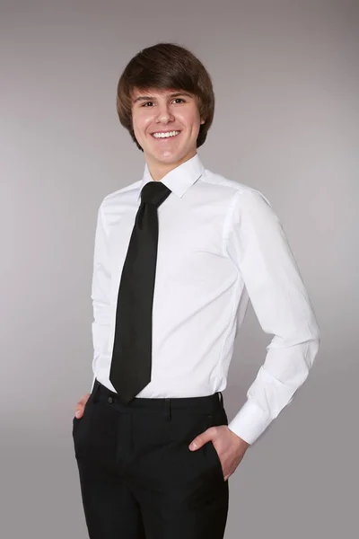 Bonito homem de camisa branca com gravata preta mantendo as mãos no bolso — Fotografia de Stock