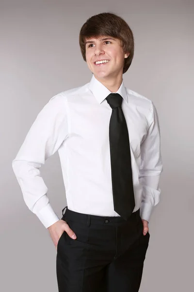 Estudante Homem de camisa branca com gravata preta mantendo as mãos em punho — Fotografia de Stock