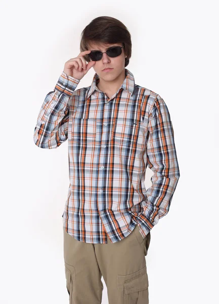 Retrato de homem de moda posando em camisa marcada e sungla preto — Fotografia de Stock