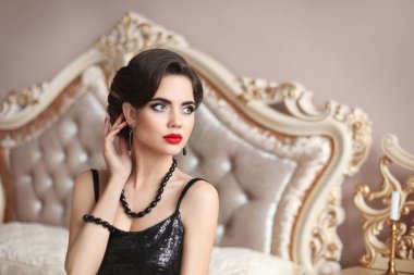 Şık siyah elbise zarif esmer seksi kadın. Fashiona