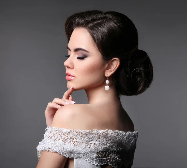 Maquiagem de noiva de moda beleza. Retrato elegante da mulher na moda . — Fotografia de Stock