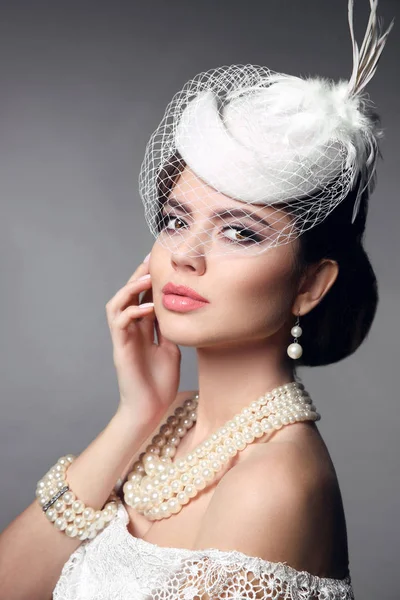 Eleganter Stil. brünette Frau mit Beauty Make-up und Frisur, — Stockfoto