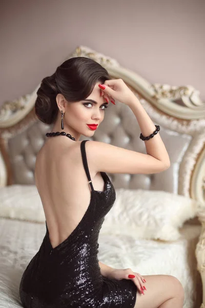 Hermosa impresionante señora elegante en negro vestido de lentejuelas brillo s — Foto de Stock