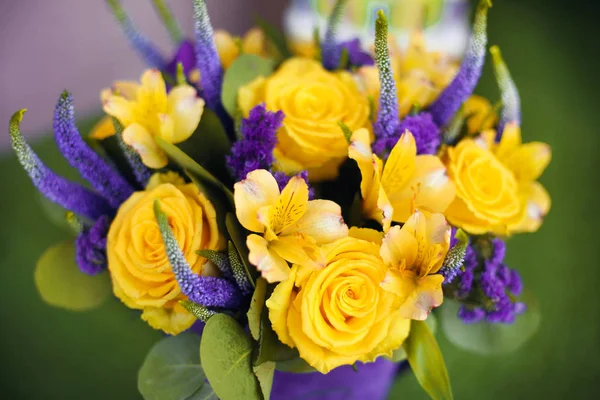 Buquê de rosas de presente de flor perto, cor violeta amarela. Vista — Fotografia de Stock