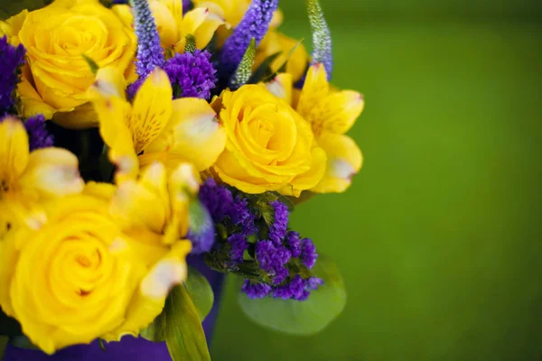 Bouquet de roses de fleur cadeau close up, Carte de souhaits viol jaune — Photo