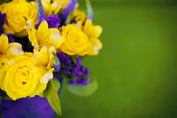 Rosas buquê de presente de flor close up, cartão de saudação amarelo viol — Fotografia de Stock