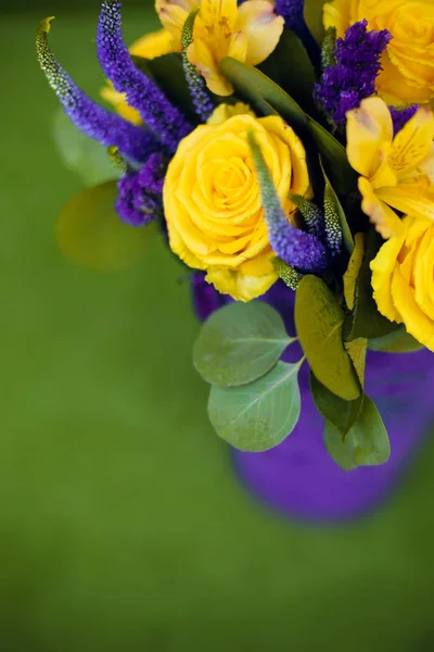 Rozen boeket van de bloemgift dicht omhoog, wenskaart gele viol — Stockfoto