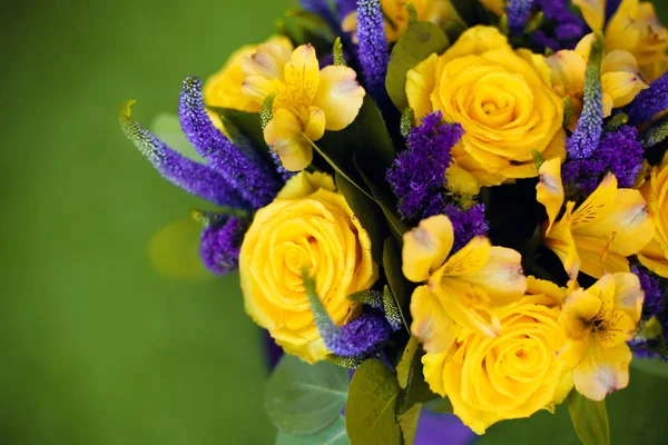 Bouquet de roses de fleur cadeau close up, Carte de souhaits viol jaune — Photo