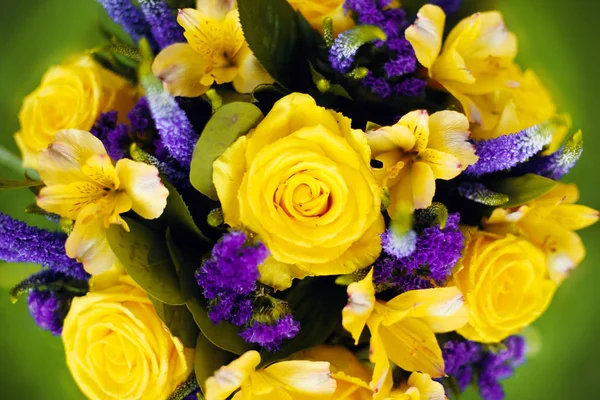 Rosas buquê de presente de flor close up, cartão de saudação amarelo viol — Fotografia de Stock