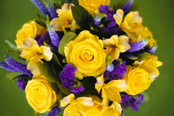 Bouquet de roses de fleur cadeau close up, Carte de souhaits viol jaune — Photo