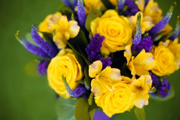 Rozen boeket van de bloemgift dicht omhoog, gele violet kleur flowe — Stockfoto