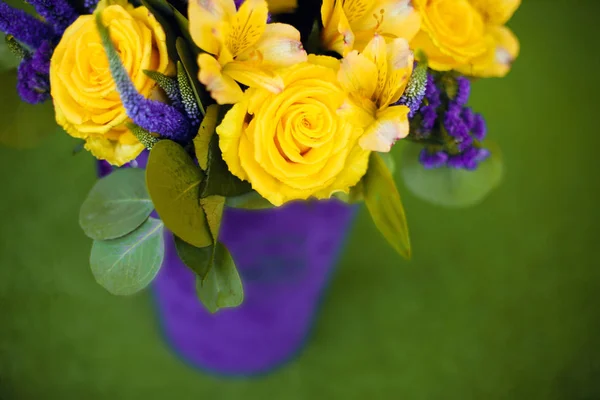 Bouquet de roses de fleur cadeau close up, Carte de souhaits viol jaune — Photo