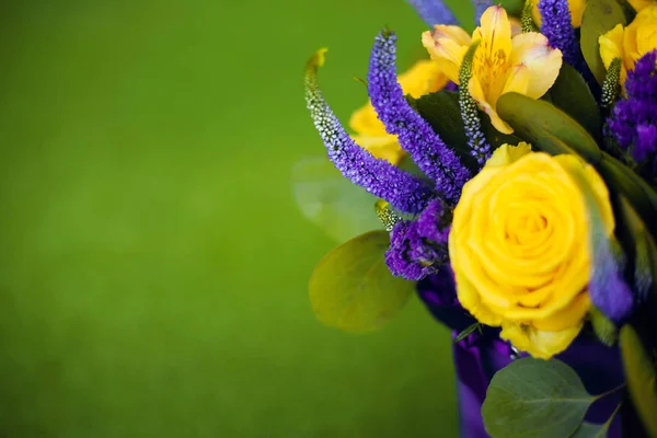 Μπουκέτο τριαντάφυλλα δώρο λουλουδιών κοντά επάνω, viol ευχετήρια κάρτα κίτρινο — Φωτογραφία Αρχείου