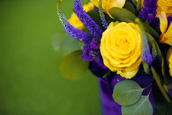 Bukiet róż kwiat ofiara, Zamknij się, żółta kartkę z życzeniami viol — Zdjęcie stockowe