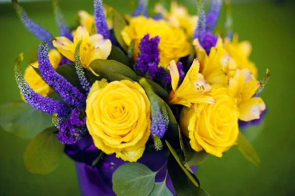 Rozen boeket van de bloemgift dicht omhoog, wenskaart gele viol — Stockfoto