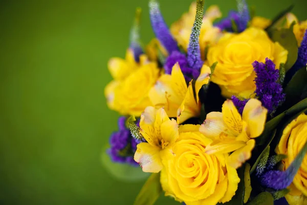 Rosas buquê de presente de flor close up, cartão de saudação amarelo viol — Fotografia de Stock