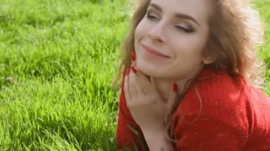 Mutlu gülümseyen kadın zevk yaşam, genç erkek açık havada bahar parkta eğleniyor yeşil çim üzerinde yalan.