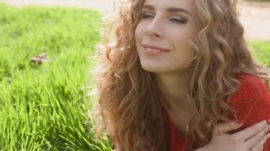 Mutlu gülümseyen kadın zevk yaşam, genç erkek açık havada bahar parkta eğleniyor yeşil çim üzerinde yalan.