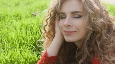 Mutlu gülümseyen kadın zevk yaşam, genç erkek açık havada bahar parkta eğleniyor yeşil çim üzerinde yalan.