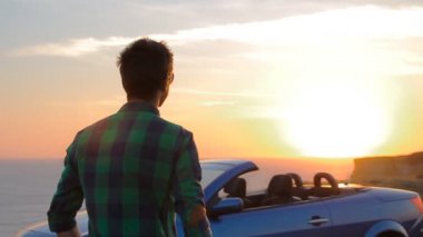 Deniz kaya hayattan zevk cabriolet genç adam portresi kadar yakın.