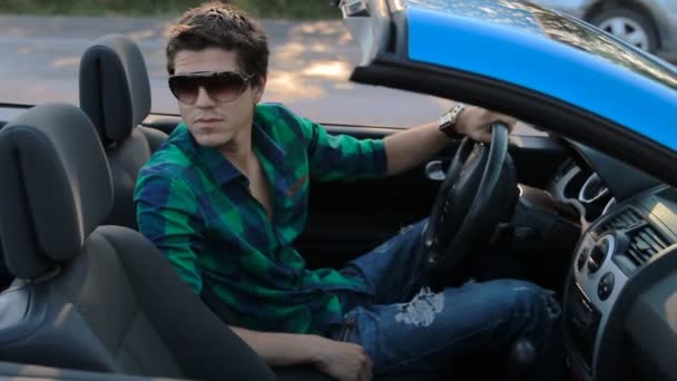 Zbliżenie portret przystojny mężczyzna jazdy samochodem. Młody facet za kierownicą w kabriolet. Luksus życia. — Wideo stockowe