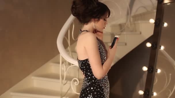 Selfie. Mladí glamour girl pořizování Foto v elegantních šatech. Módní lady s účes a make-up představuje zrcadlo s cibulí v luxusní byt. — Stock video