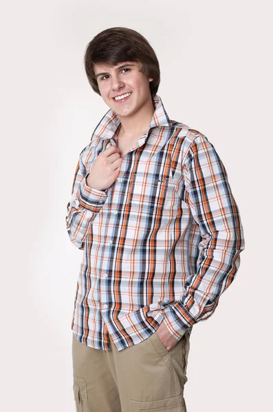 Веселый зубастый молодой человек в клетчатой рубашке и элегантной повседневной одежде — стоковое фото