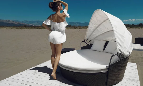 Modieuze glamour vrouw luxe reizen vakantie. Mode gelooid — Stockfoto