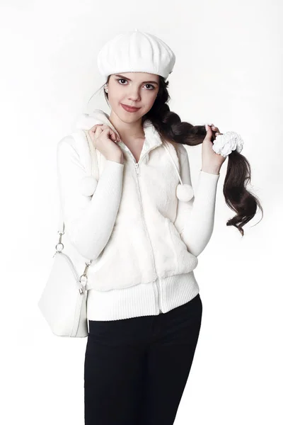 Mode tonåring vit stil utseende. Fashionabla flicka bär päls — Stockfoto
