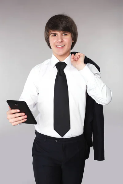 Student człowiek gospodarstwa inteligentny telefon. Pewność przystojny nastolatek uśmiechający się — Zdjęcie stockowe