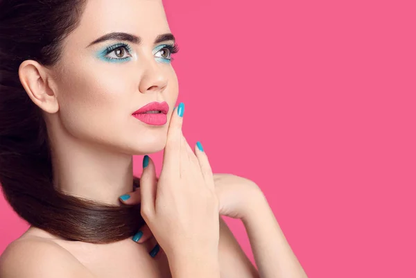 Maquillaje de belleza. Retrato de primer plano de mujeres de moda. Azul manicura na — Foto de Stock