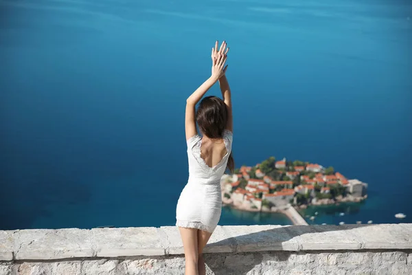 Kadın turist Sveti Stefan Adası Budva, Karadağ için yukarıda. Su — Stok fotoğraf