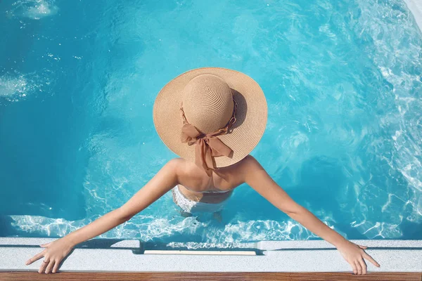 Top view of Woman in beach hat enjoying in swimming pool on luxu — Stock Photo, Image