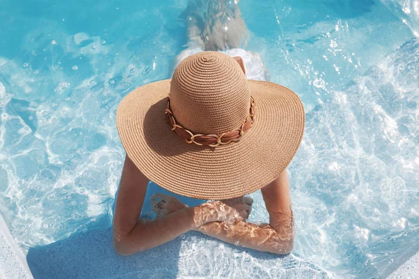 Γυναίκα στην παραλία καπέλο απολαμβάνοντας στην πισίνα σε πολυτελές τροπικό — Φωτογραφία Αρχείου