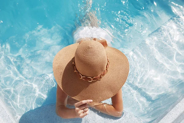 Chapeau de plage femme dans la piscine sur Tropical Resort . — Photo