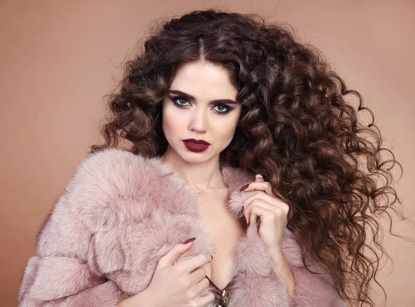 Bellezza sana dei capelli. Glamour ritratto di bella bruna woma — Foto Stock