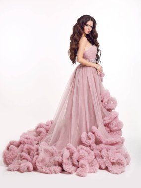 Lüks yemyeşil pembe elbiseli güzel kadın. Moda Bayan esmer