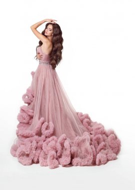 Lüks yemyeşil pembe elbiseli güzel bayan. Esmer kadın moda