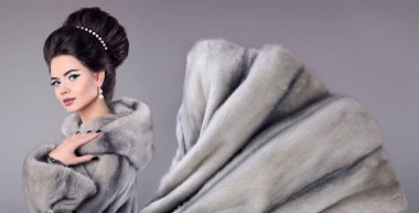 Vizon kürk ceket kadın moda fotoğrafı. M ile zarif esmer