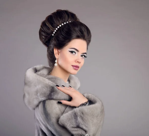 Mulher de moda em casaco de pele de vison. Maquiagem de beleza. Penteado elegante — Fotografia de Stock