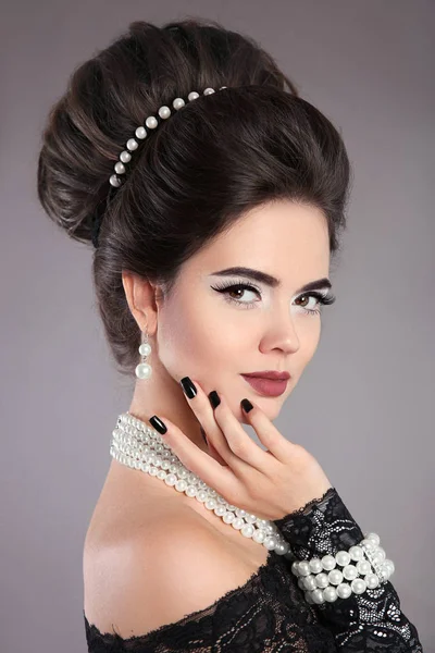 Elegant fashion jewelry woman portrait. Brunette lady with makeu — Stock Photo, Image