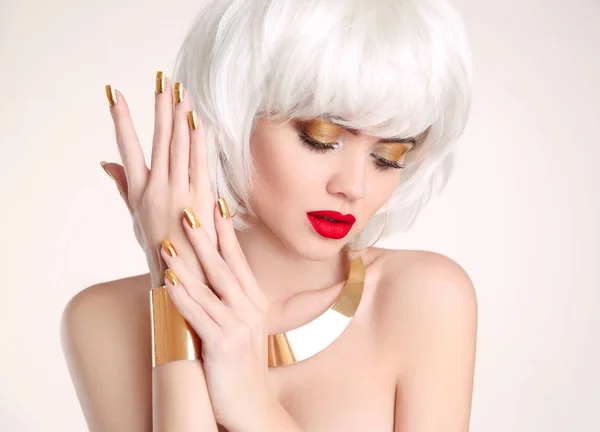 Manicure. Piękna blondynki. Blond bob fryzura. Moda dziewczyna model — Zdjęcie stockowe