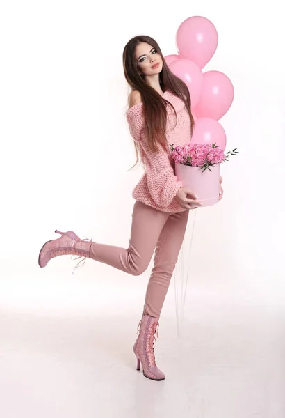 Ganska ung kvinna i rosa innehav ros blommor i hat box över — Stockfoto