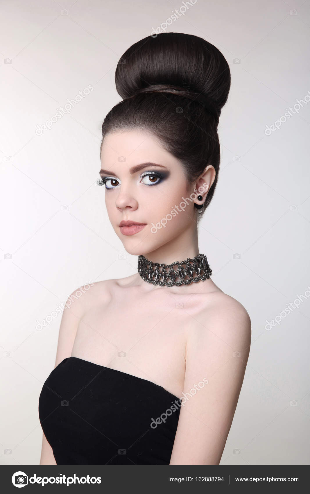 Pretty Teenage Hairstyles Pretty Teen Girl With Cute Bun