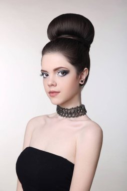 Şirin topuz saç modelleri, parlak makyaj, jewelr ile oldukça genç kız