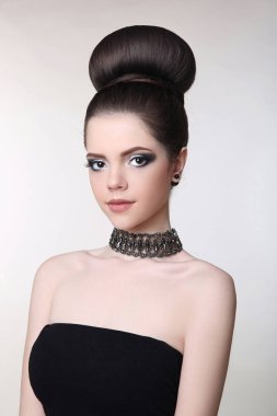 Gerdanlık ile çekici genç kız. Moda esmer güzellik m ile