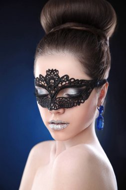 Glamour makyaj. Güzellik moda kız gümüş pırıltılı ruj