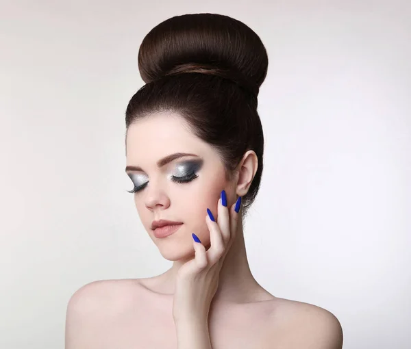 Schoonheid make-up meisje. Mode broodje kapsel. Manicure nagel. Young — Stockfoto