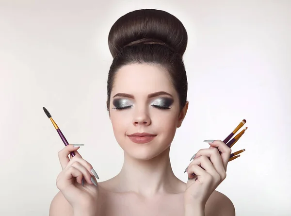 Makeup artist. Pretty teen girl with cute bun hairstyle and fash — Stock Photo, Image