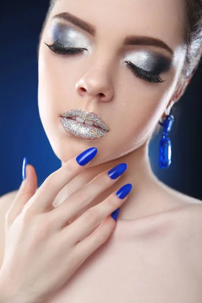 Maquillaje de sombras de ojos brillantes. Uñas de manicura. Chica glamour moda — Foto de Stock